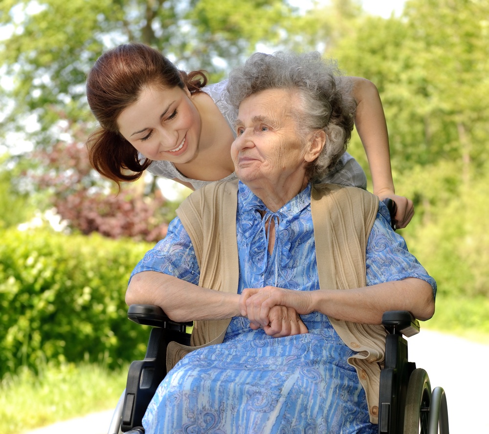 Уход за пожилым человеком старше 80 лет: особенности закона